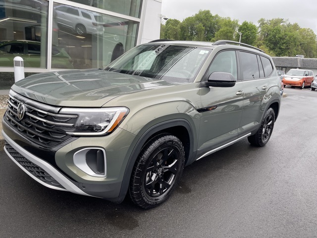 2024 Volkswagen Atlas Peak Edition SEL photo 2