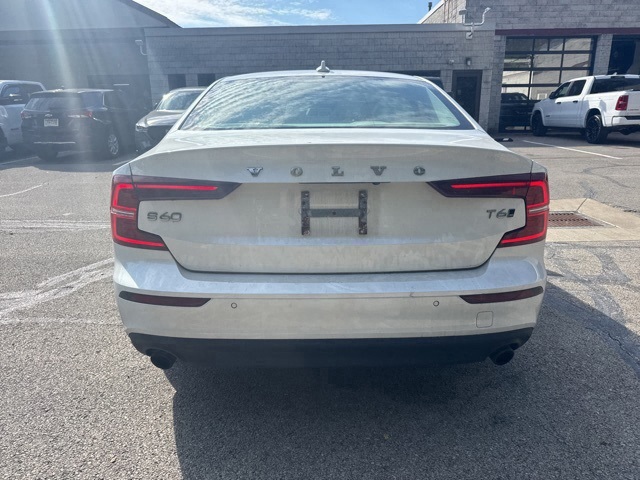 2020 Volvo S60 T6 Momentum photo 2