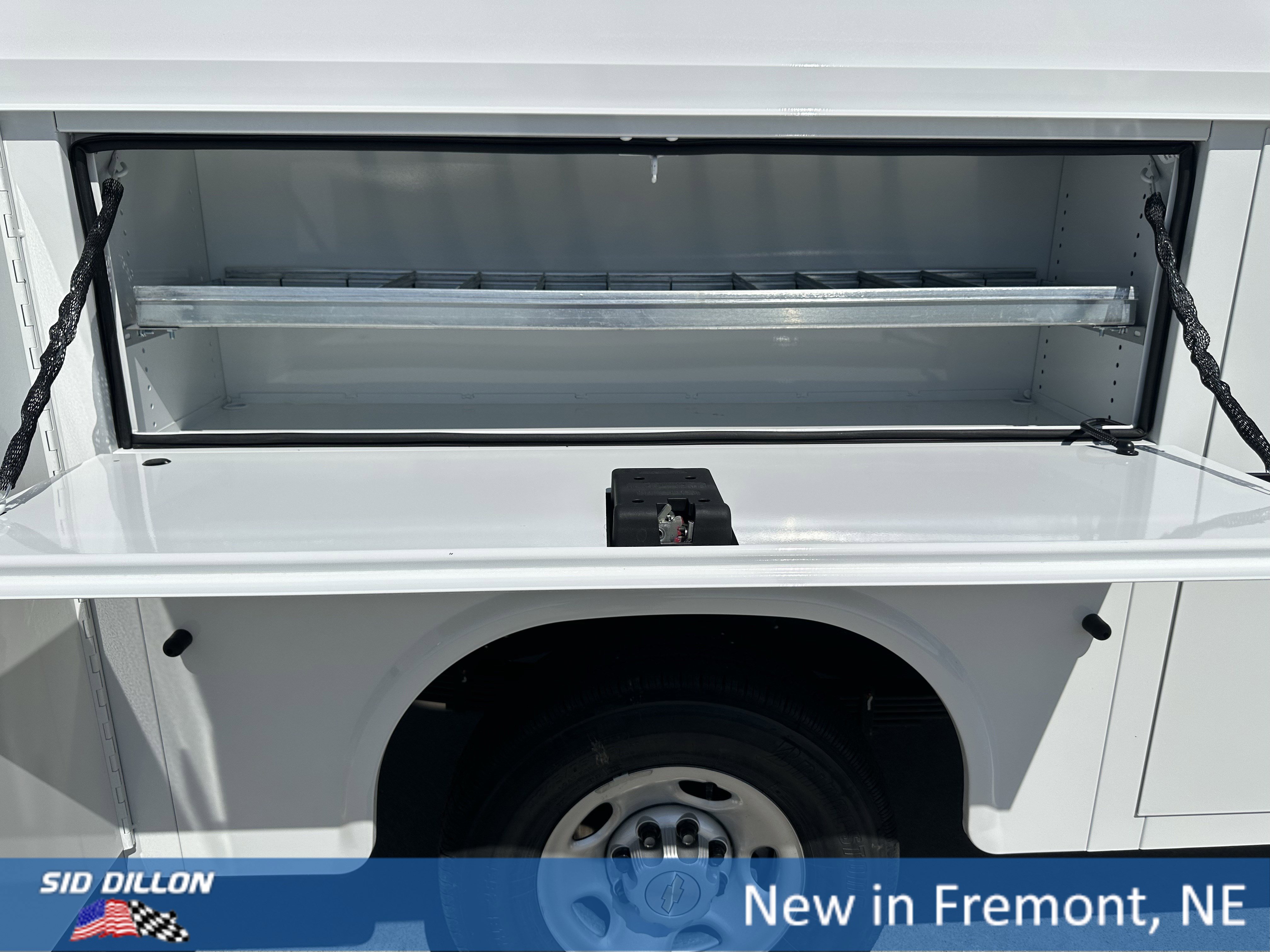 2025 Chevrolet Express Cutaway 3500 photo 3