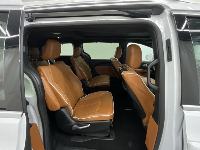 2024 Chrysler Pacifica Hybrid Pinnacle photo 23
