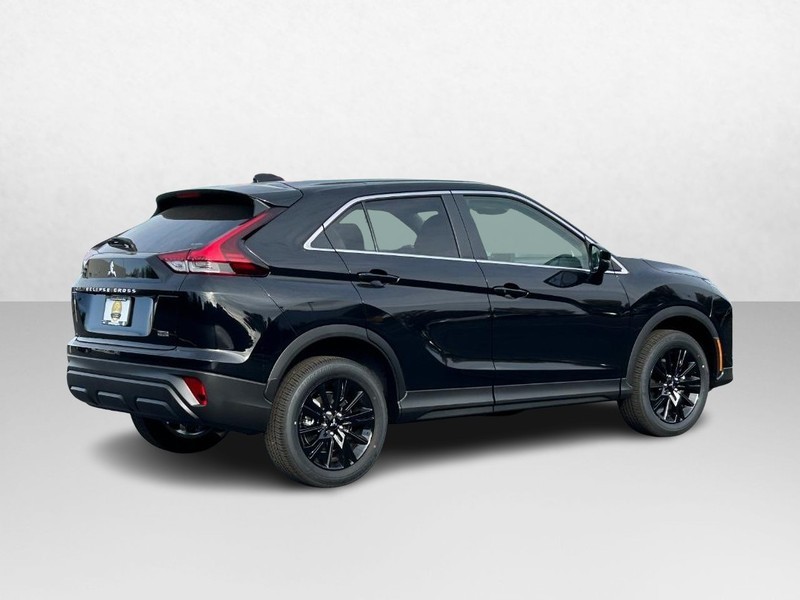 2024 Mitsubishi Eclipse Cross LE photo 3
