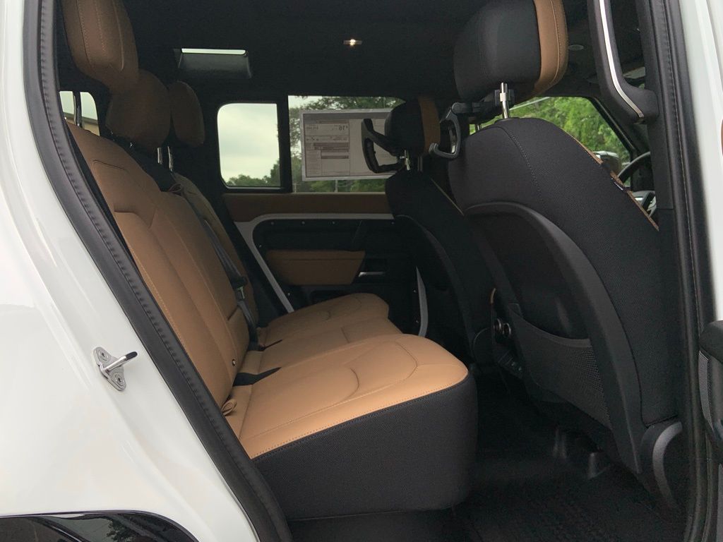 2025 Land Rover Defender 110 V8 photo 17