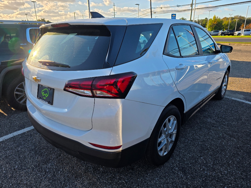 2022 Chevrolet Equinox LS photo 3