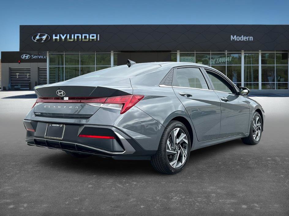2024 Hyundai Elantra SEL Convenience photo 3