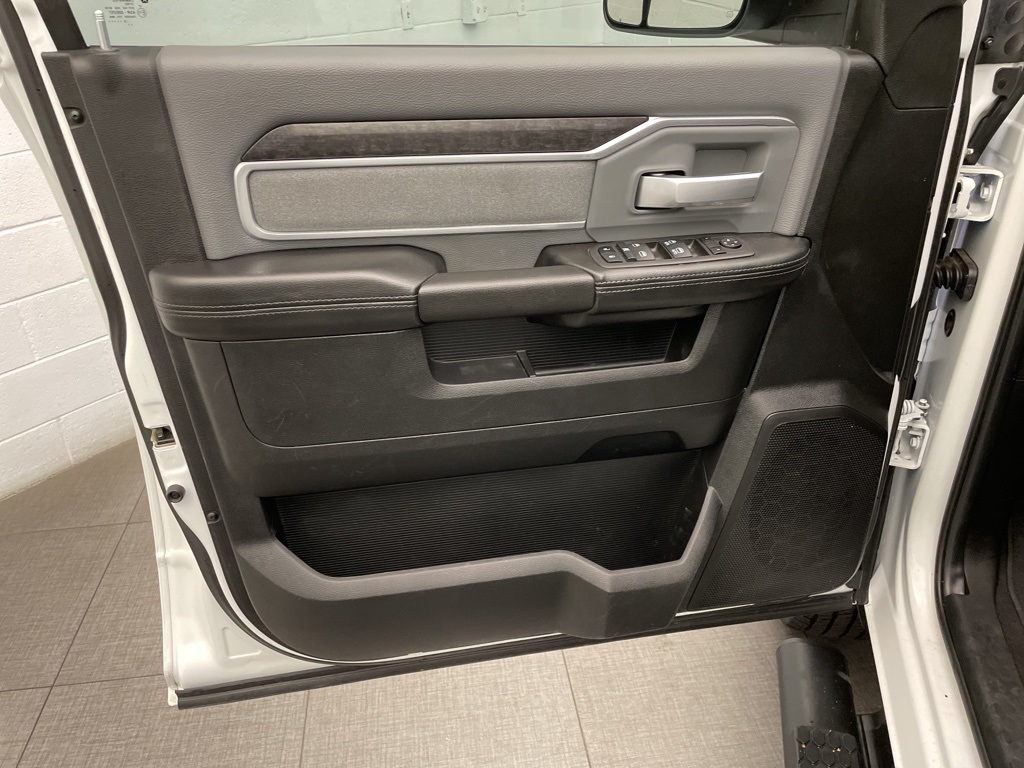 2022 Ram 3500 SLT photo 16