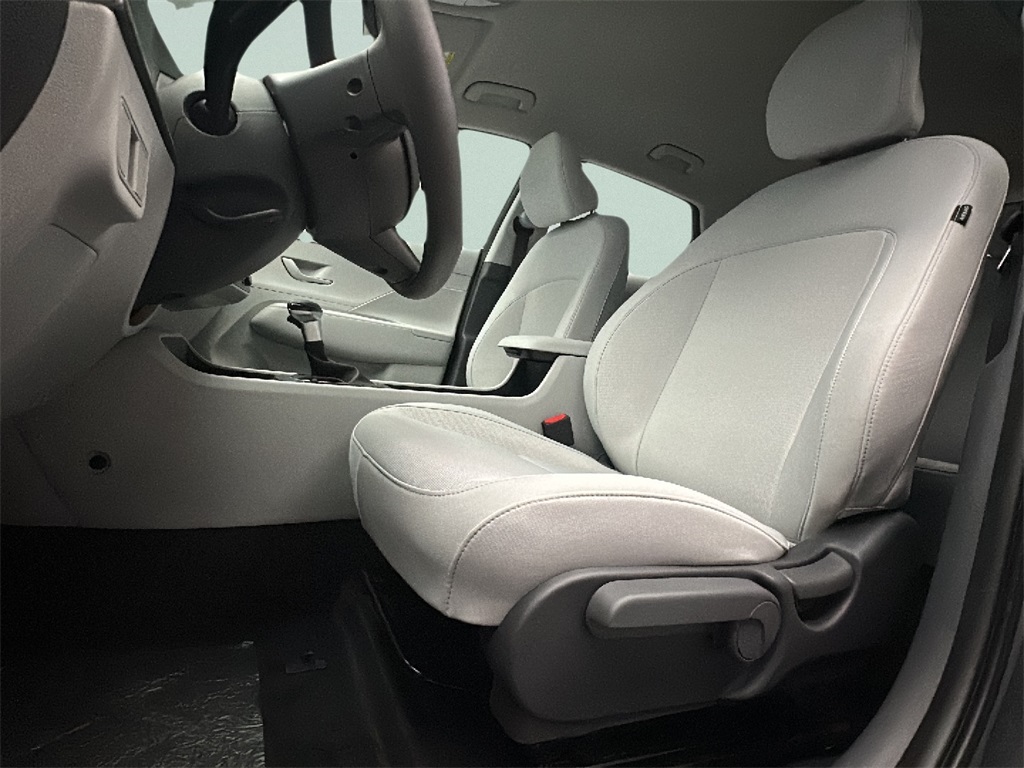 2026 Hyundai Kona SE photo 6