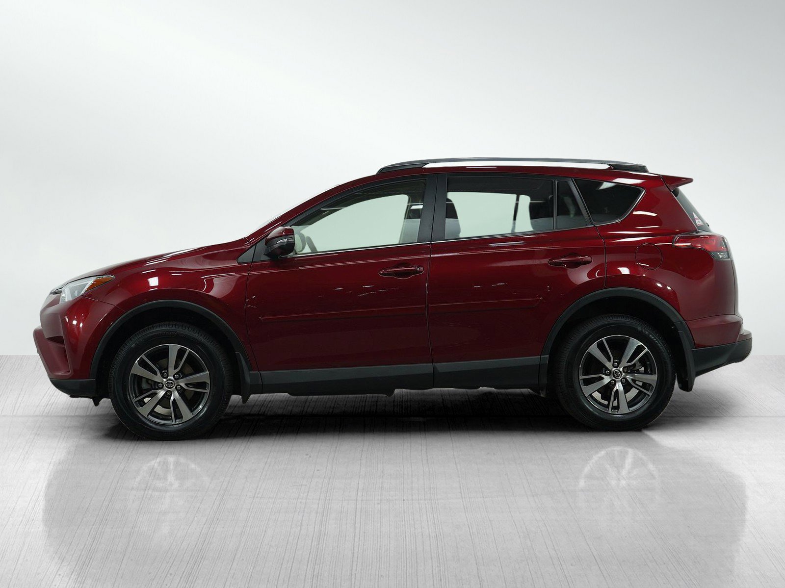 Used 2018 Toyota RAV4 XLE with VIN JTMRFREV4JD247613 for sale in Bloomington, Minnesota