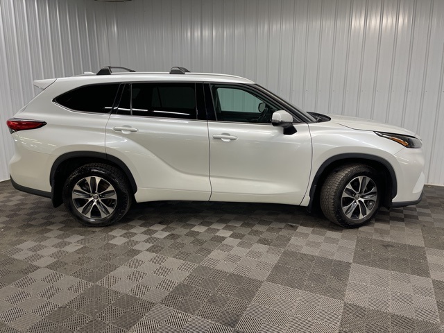 2022 Toyota Highlander XLE photo 2
