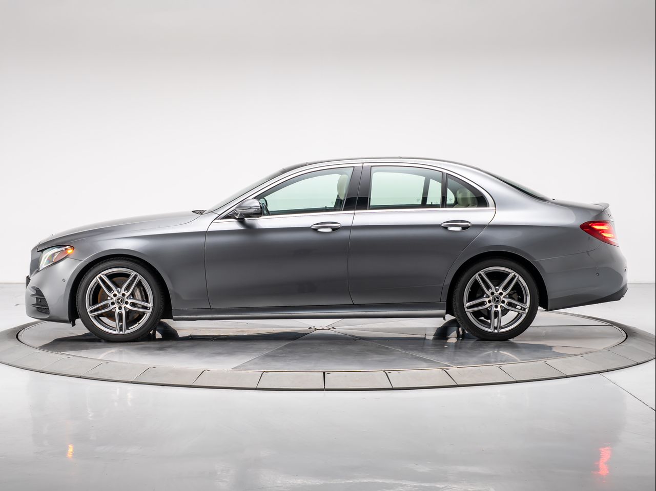 2018 Mercedes Benz E 300 photo 2