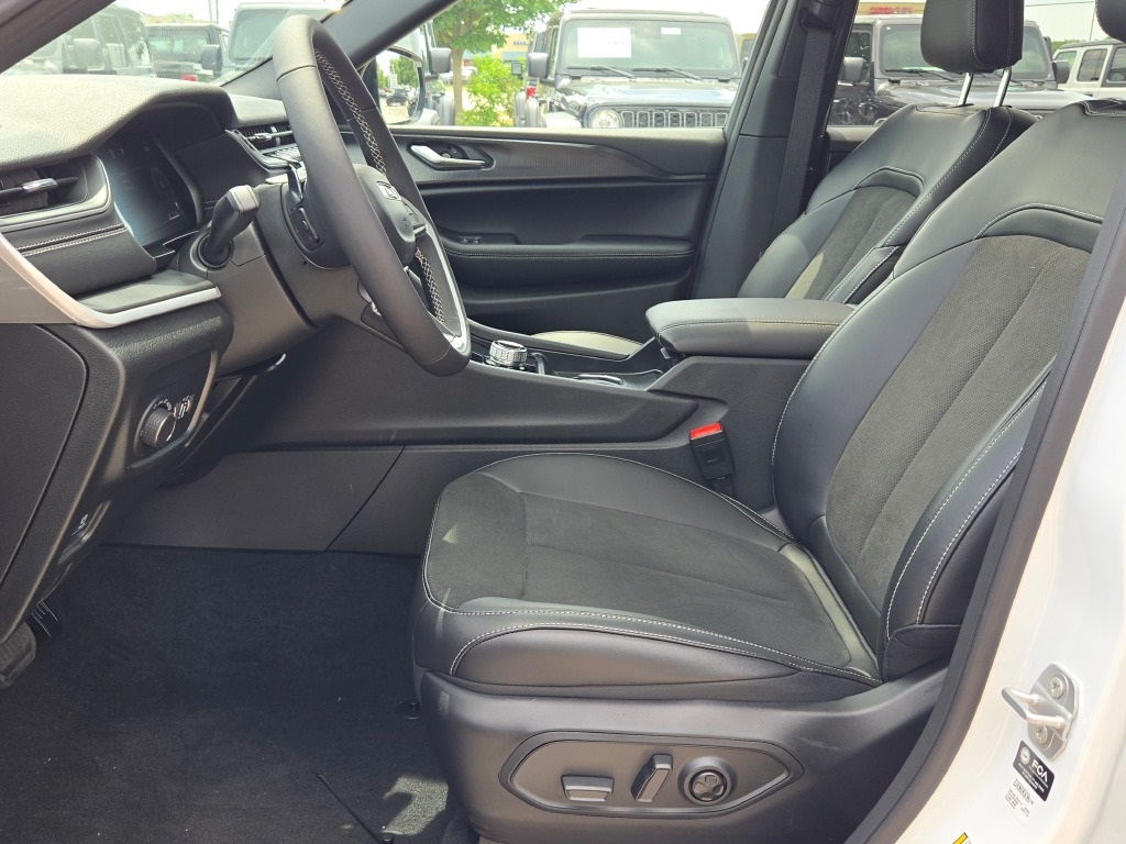 2025 Jeep Grand Cherokee Altitude X photo 25