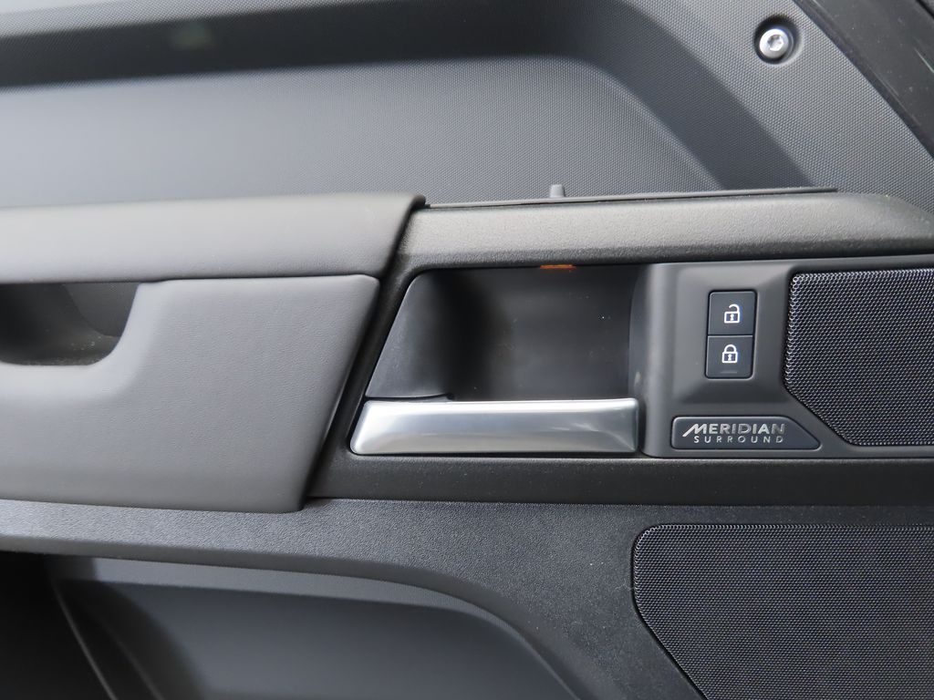 2025 Land Rover Defender 130 V8 photo 22