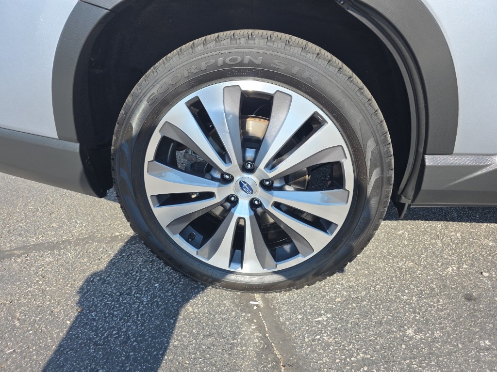 Used 2022 Ice Silver Metallic Subaru Limited image 12