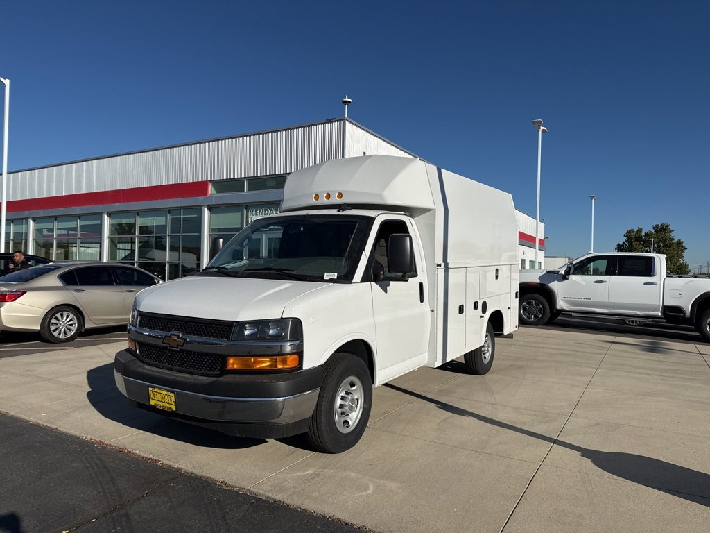 2025 Chevrolet Express Cutaway Base's photo