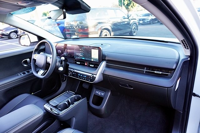 Used 2025 White Hyundai SEL image 9