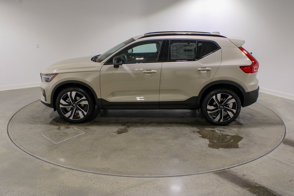 2026 Volvo XC40 photo 2