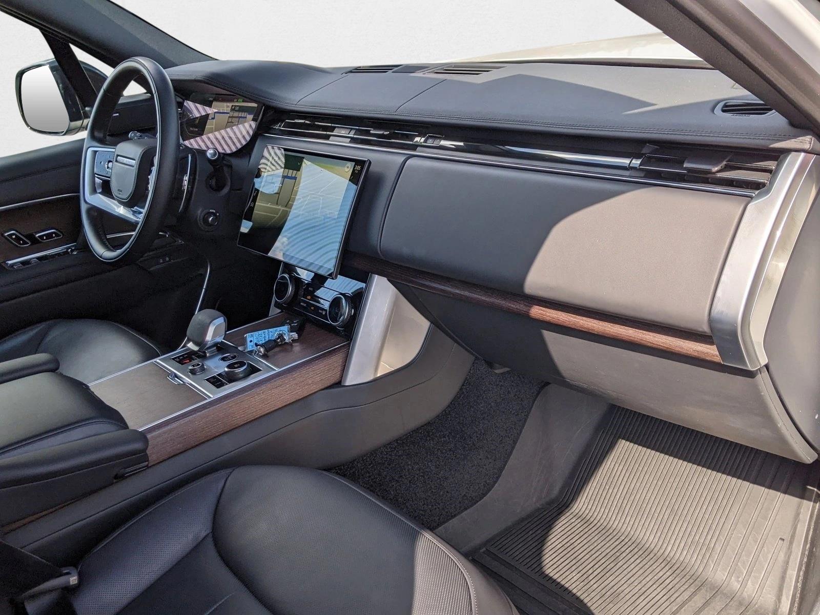 2023 Land Rover Range Rover SE photo 8