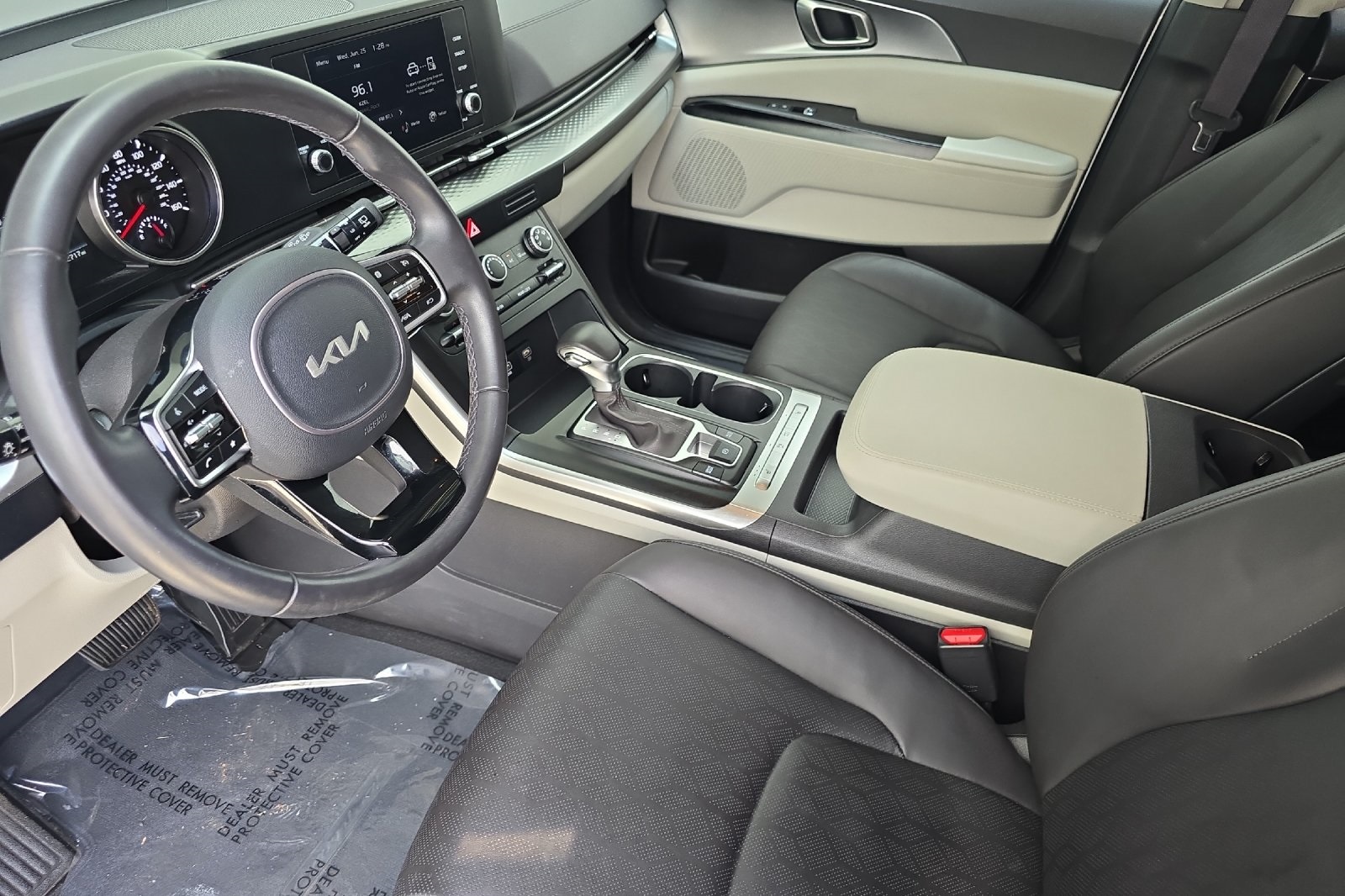 2024 Kia Carnival LX photo 8