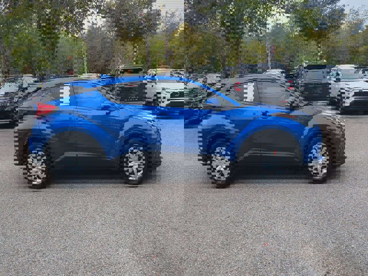 2020 Toyota C-HR LE photo 3