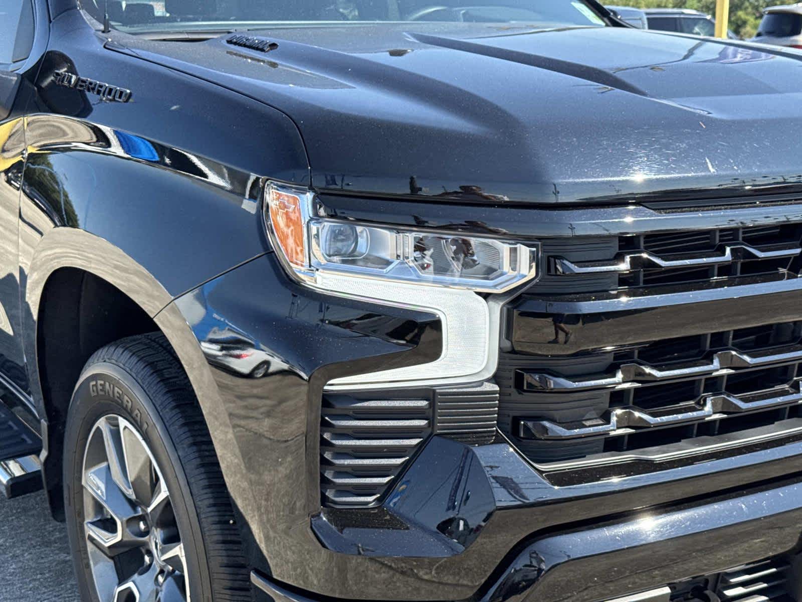 2025 Chevrolet Silverado RST photo 4