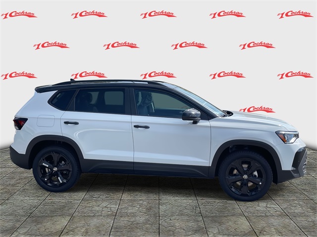 2025 Volkswagen Taos SE photo 2