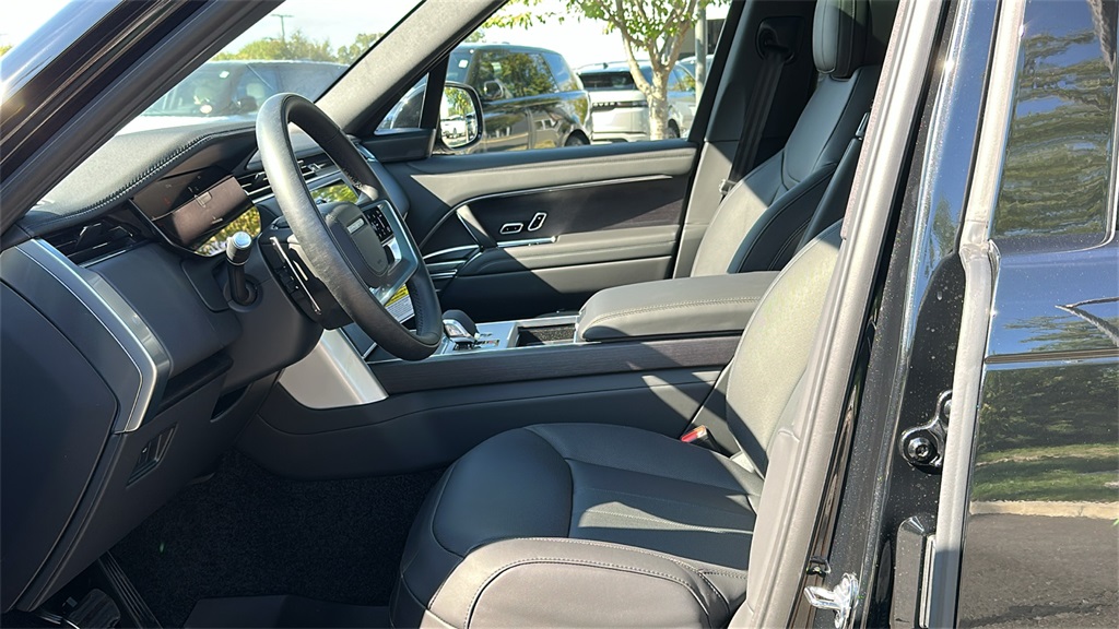 2025 Land Rover Range Rover SE photo 9