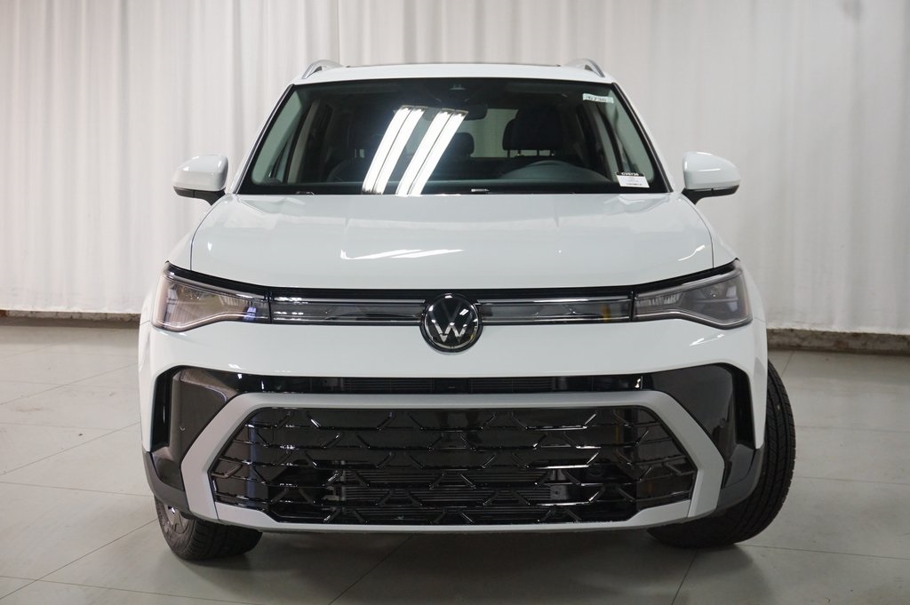 2025 Volkswagen Taos SEL photo 4