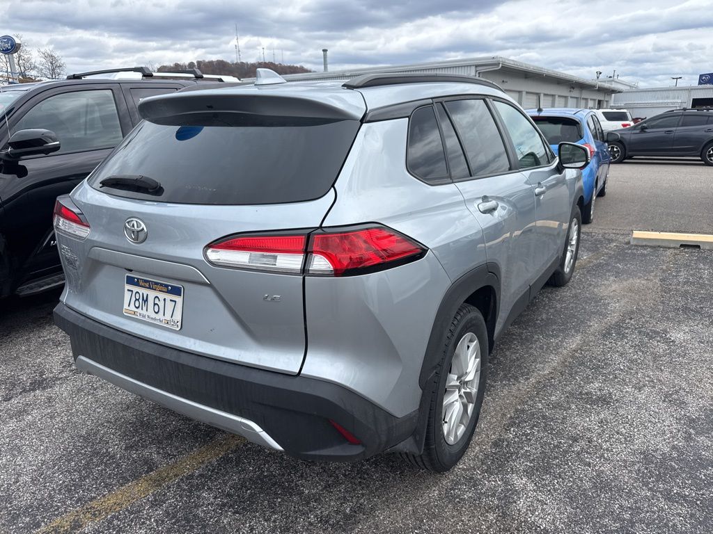 2023 Toyota Corolla Cross LE photo 3