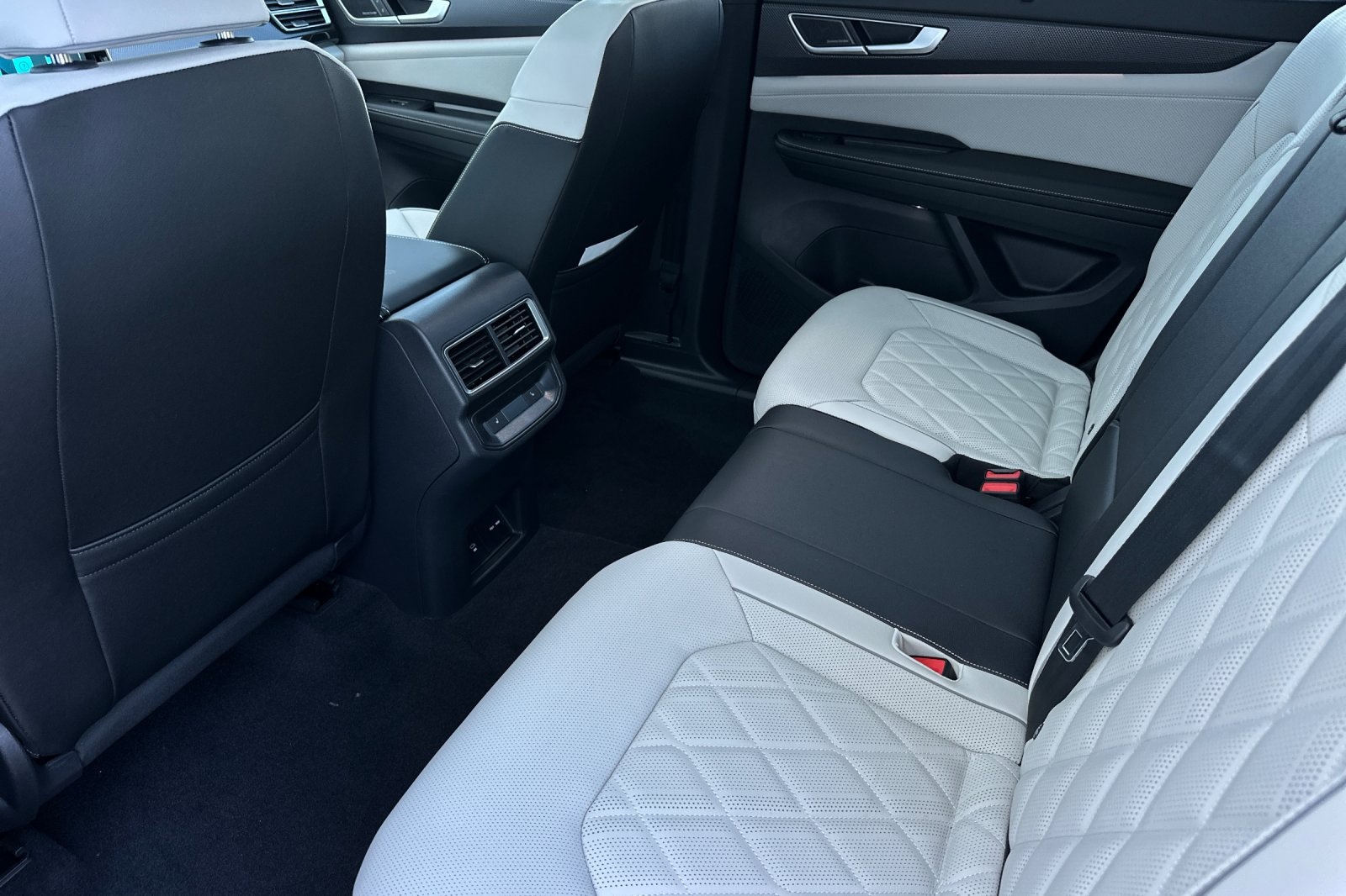 2026 Volkswagen Atlas Cross Sport SEL Premium R-Line photo 11