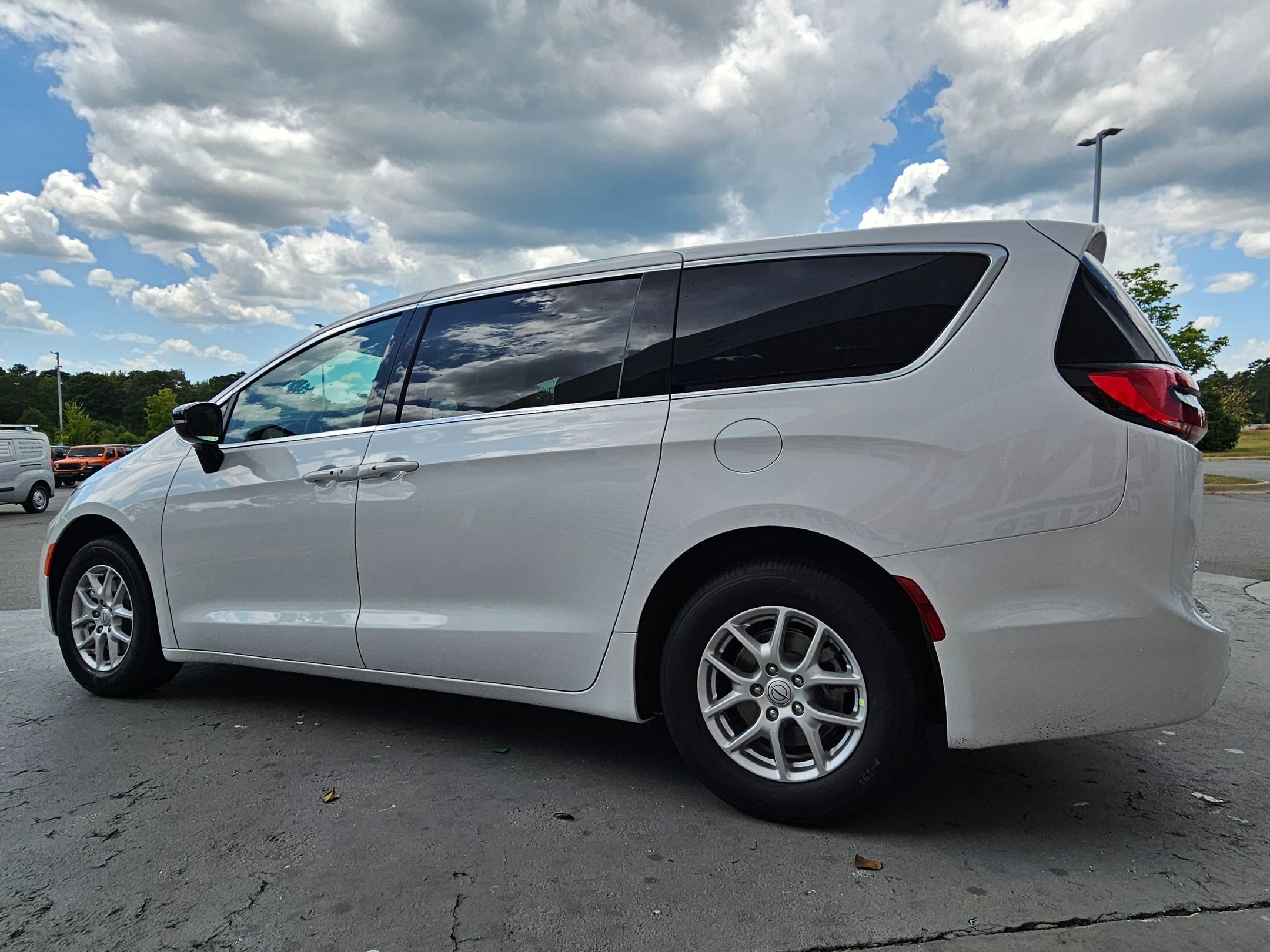 2025 Chrysler Pacifica photo 5