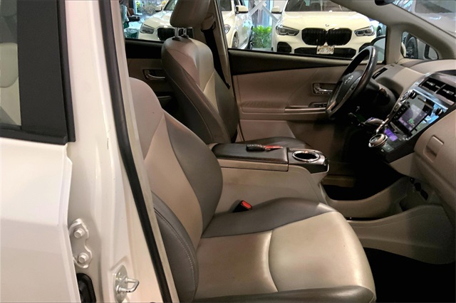 2017 Toyota Prius V Two photo 7