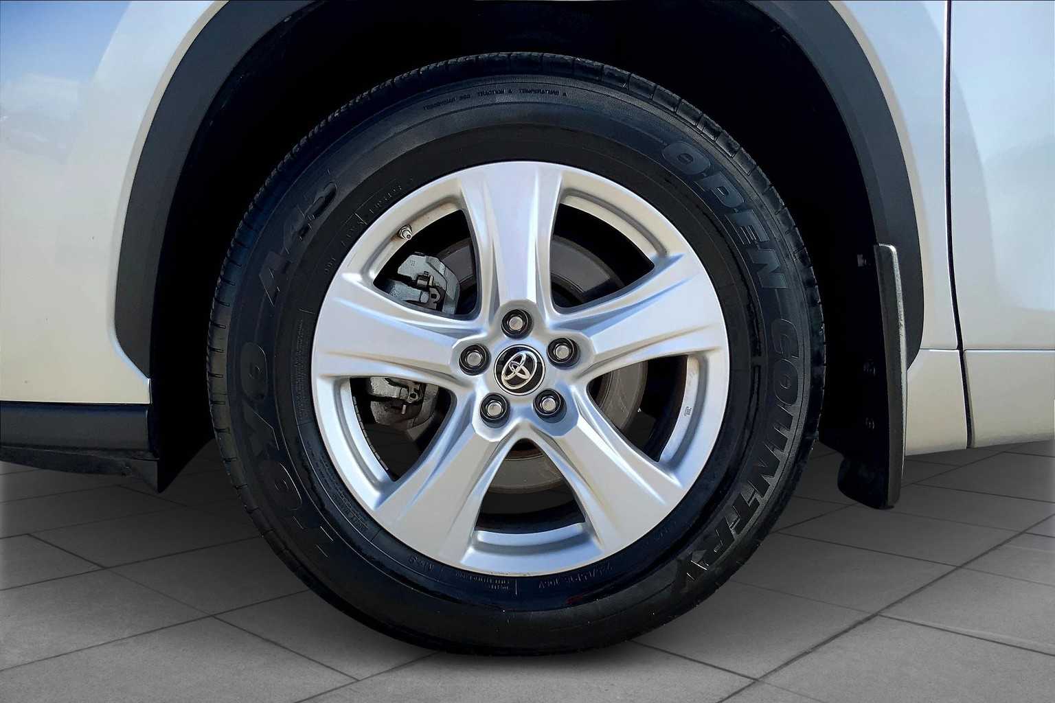 2024 Toyota Highlander LE photo 10