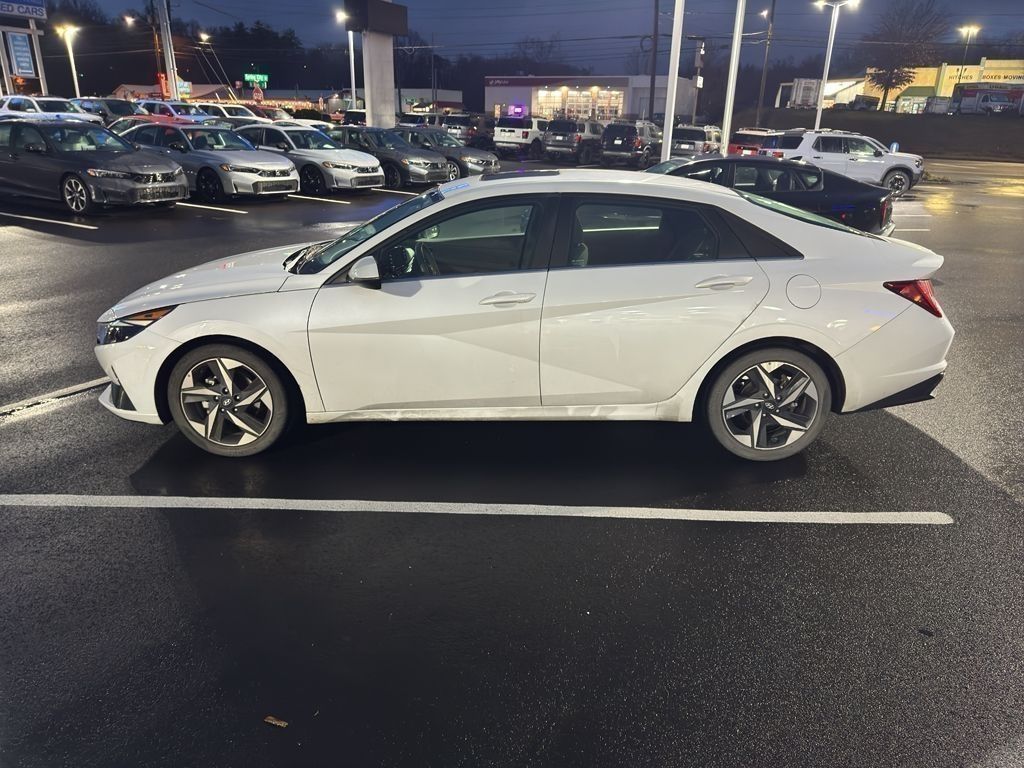 2022 Hyundai Elantra SEL's photo
