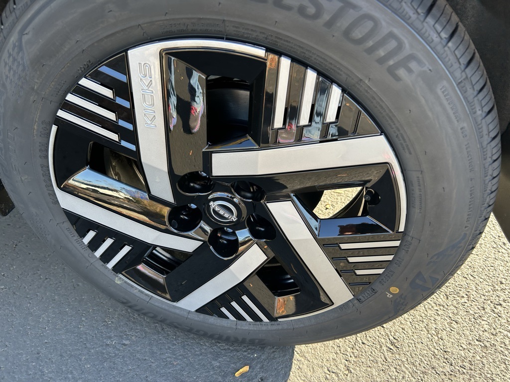 2025 Nissan Kicks SV photo 8