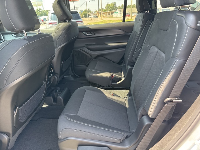 2025 Jeep Grand Cherokee Laredo photo 21