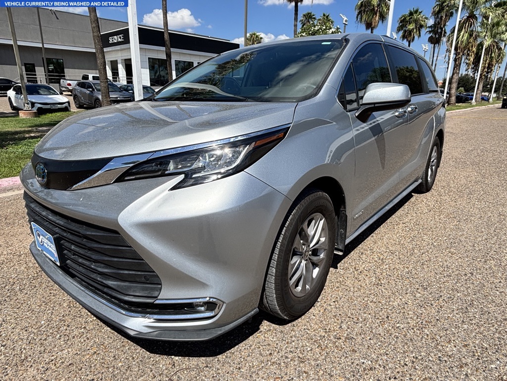 2021 Toyota Sienna XLE photo 2