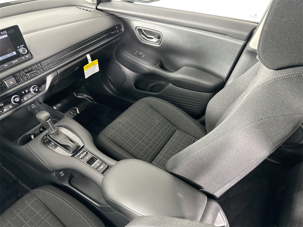 2025 Honda HR-V LX photo 4