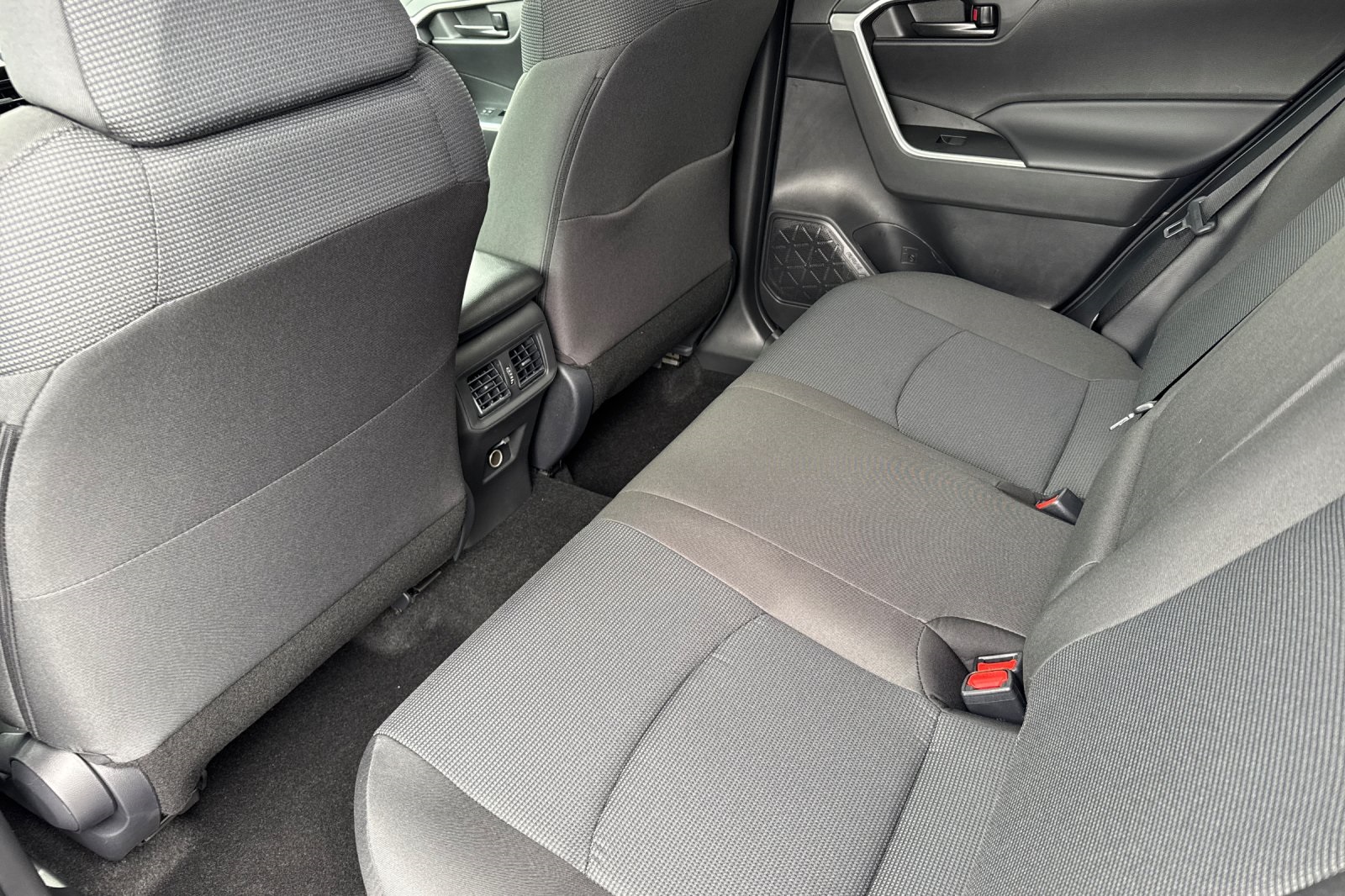 2025 Toyota RAV4 LE photo 3