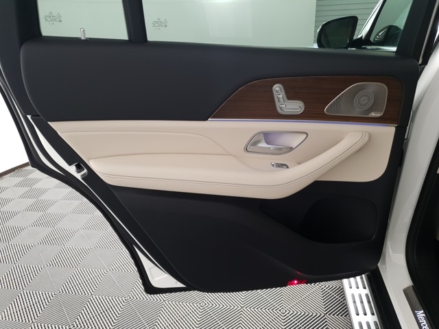 2025 Mercedes Benz GLS 450 4MATIC photo 10