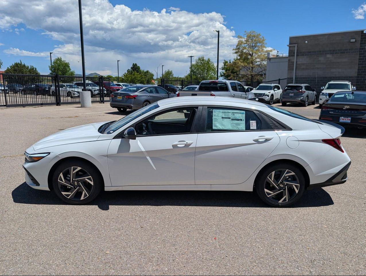 2025 Hyundai Elantra SEL Sport photo 3