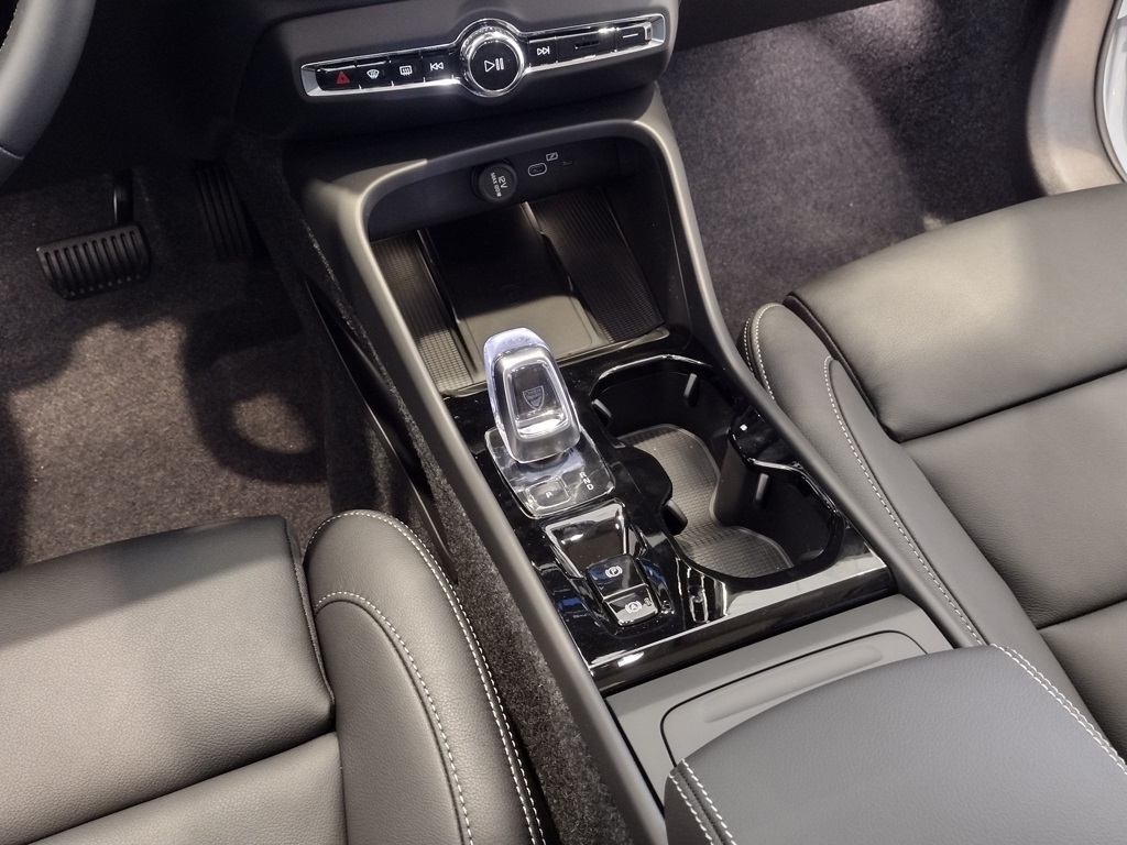 2026 VOLVO XC40 - Image 26