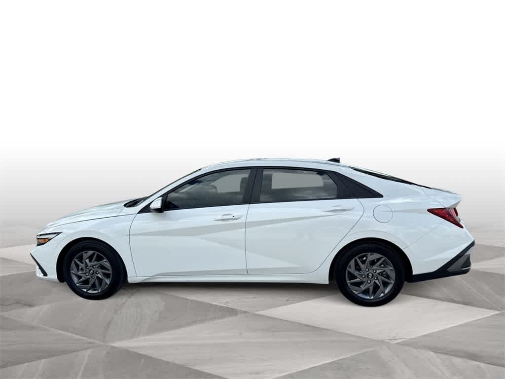 2024 Hyundai Elantra SEL photo 4