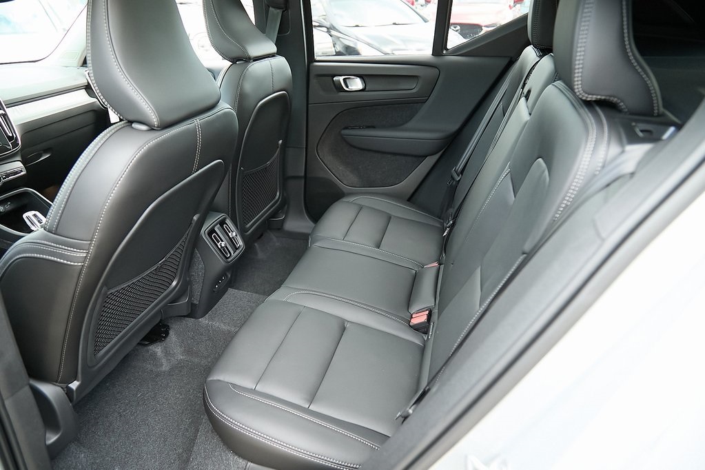 2025 VOLVO XC40 - Image 18