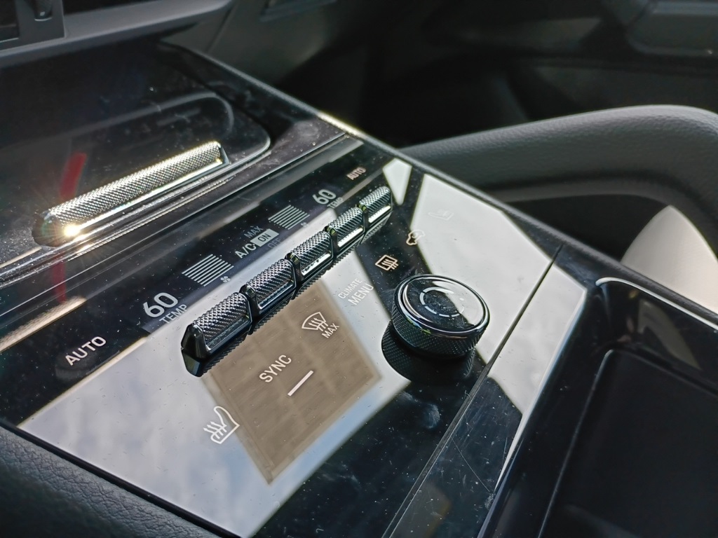 2025 Porsche Cayenne photo 23