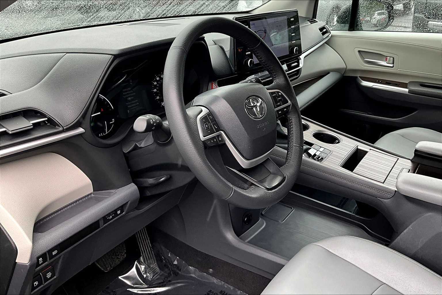 2024 Toyota Sienna XLE photo 17