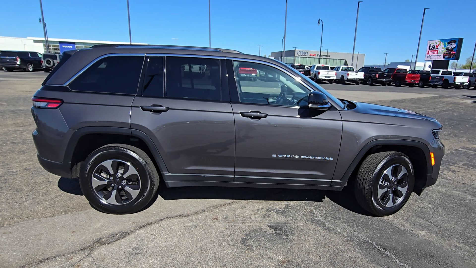 2023 Jeep Cherokee Base photo 42