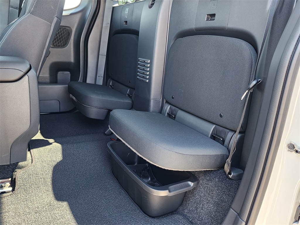 2024 Nissan Frontier SV photo 13