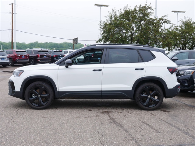 2025 Volkswagen Taos SE photo 3