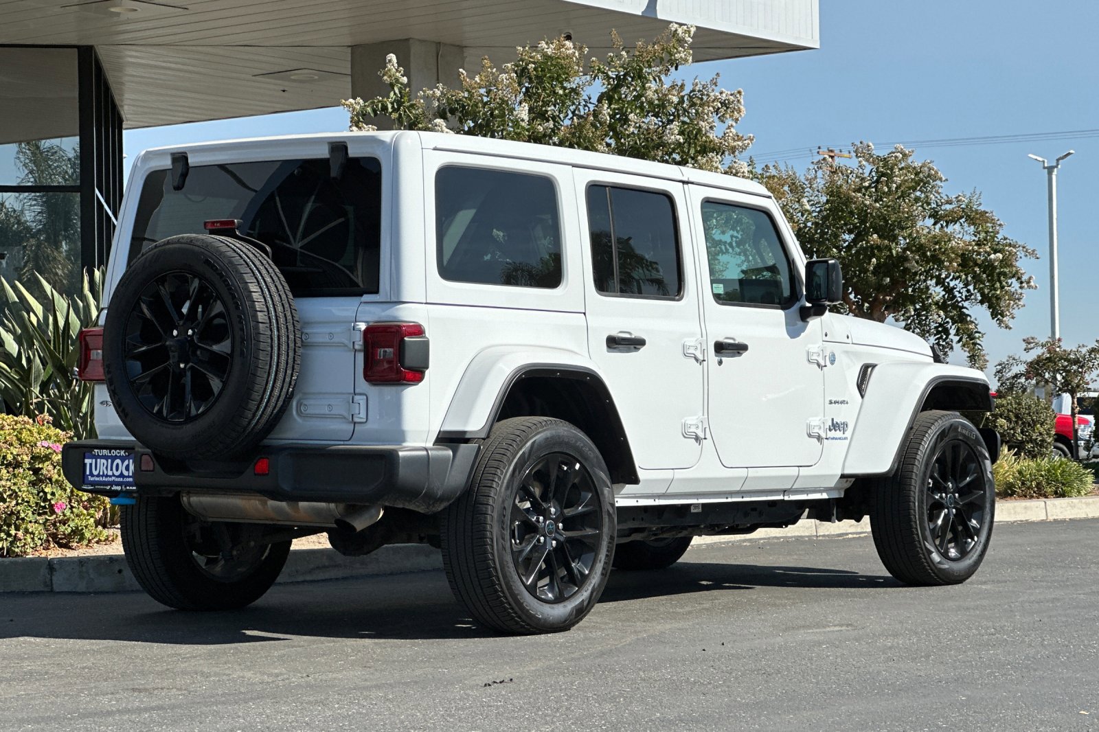 2024 Jeep Wrangler Sahara 4xe photo 4