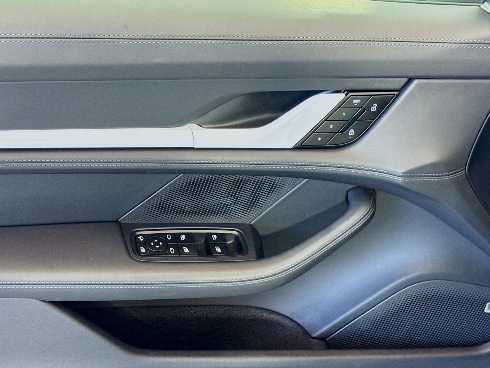 2025 Porsche Taycan 4S photo 11