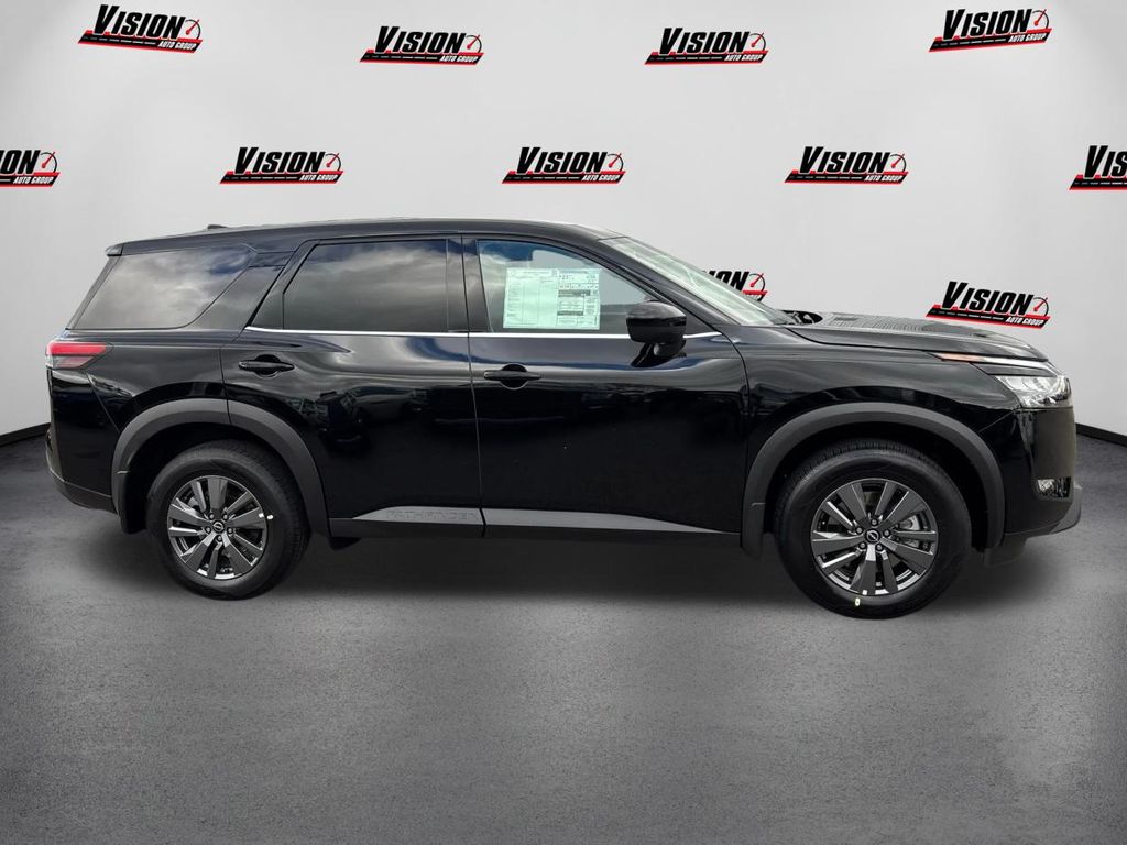 2025 Nissan Pathfinder S photo 4